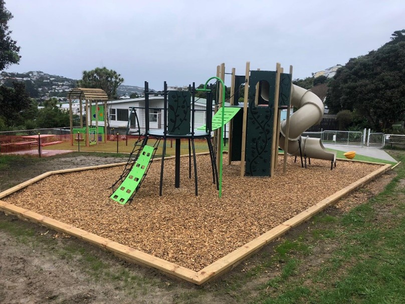 The new playground has a fresh, modern and natural look to it, made by the inclusion of our Nature Green PolyPlay panels.